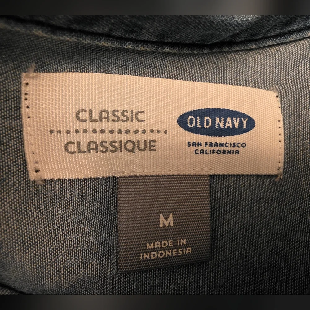 Old Navy Women's Classic Denim Button Down ~ Size Medium - Picture 6 of 7